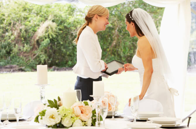 what does a wedding planner do