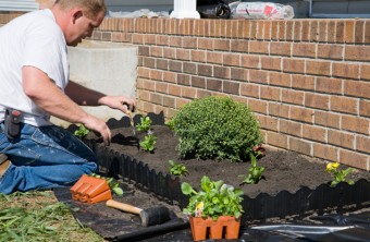 5 Reasons to Hire a Landscaper