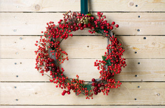 6 Winter Wreaths to Brighten Your Door & Life