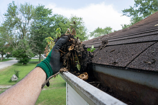 8 Signs that Your Gutters Are Leaking