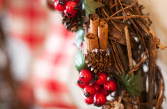 5 Fragrant Winter Wreaths that Say “Welcome!”