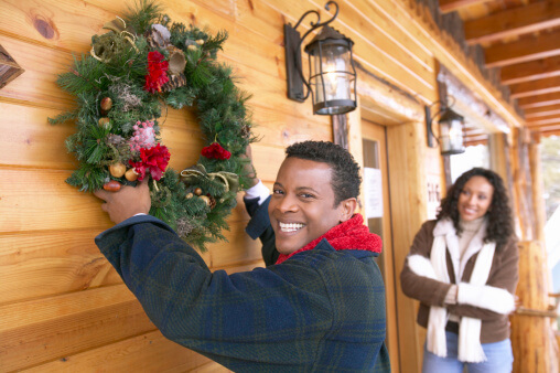 6 Handy Gadgets for Hanging Wreaths